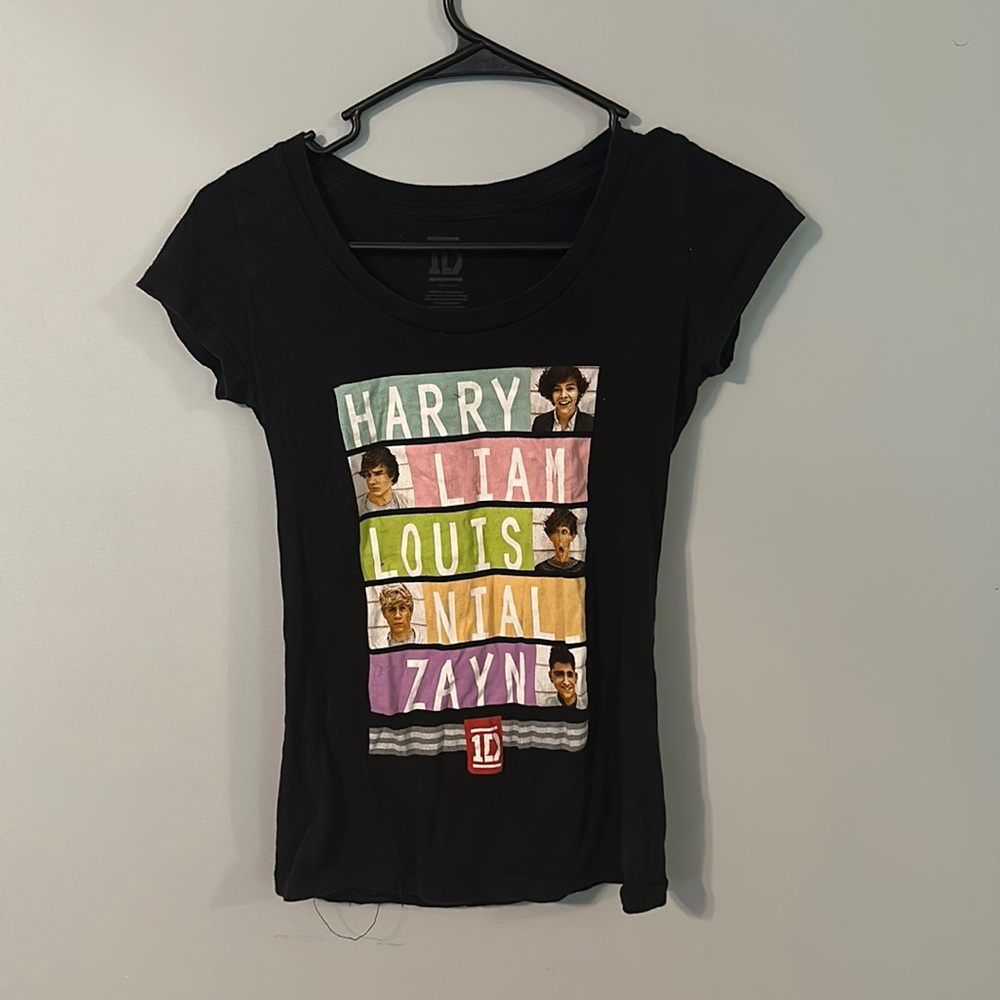 Y2K style One Direction tee shirt! 🎤👩‍🎤